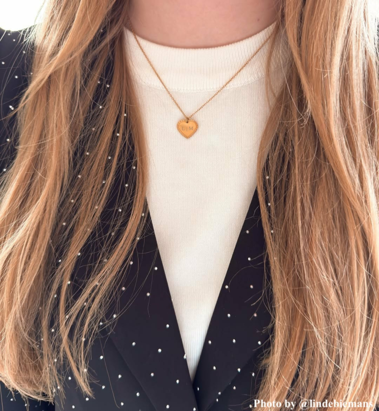 Influencer met gouden graveerbare hartjes ketting