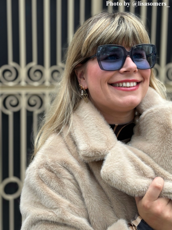 influencer draagt gouden oorringetjes met hartjes