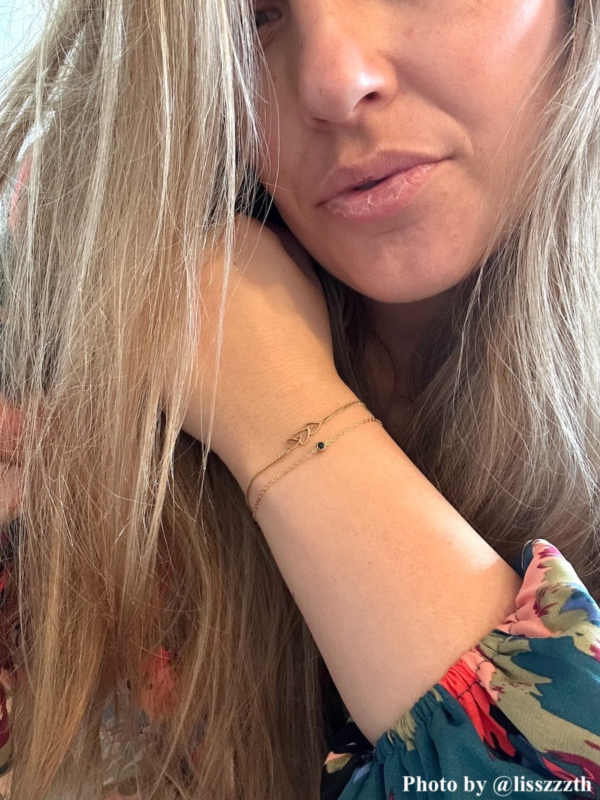 Influencer met armparty