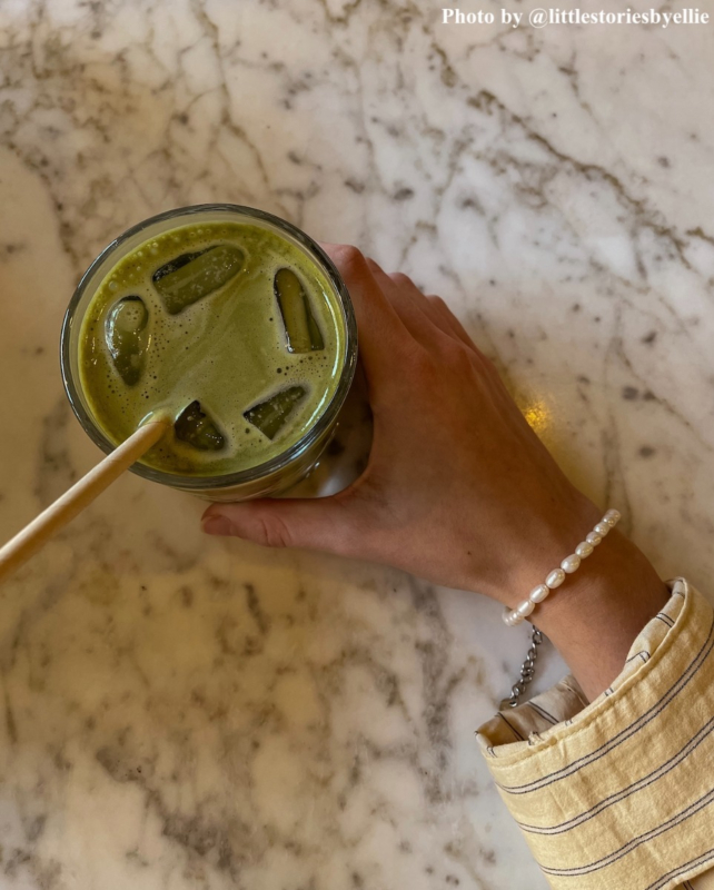 Influencer met DRKS parel armband. 