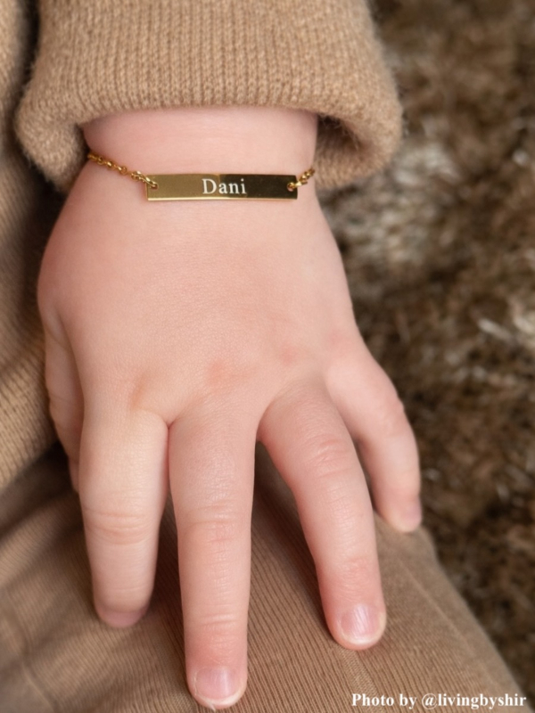 influencer kindje draagt kinder armbandje met naam ''Dani'' goudkleurig