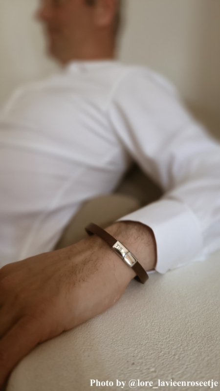 Influencer met DRKS armband