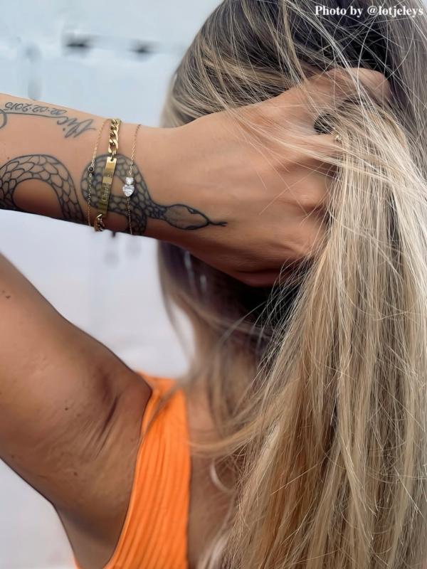 Influencer met gouden armparty