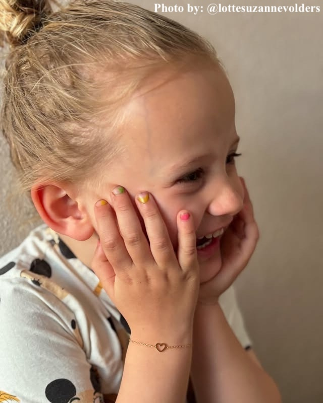 Meisje met hartjes armbandje.