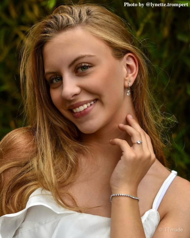 Influencer met zilveren sieraden