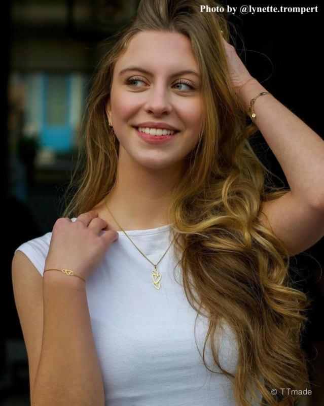 Influencer draagt gouden hartjes ketting