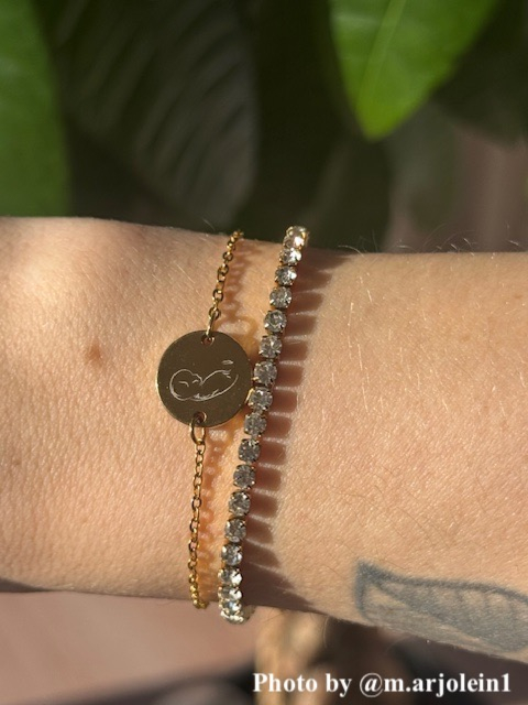 Influencer met een graveerbaar armbandje