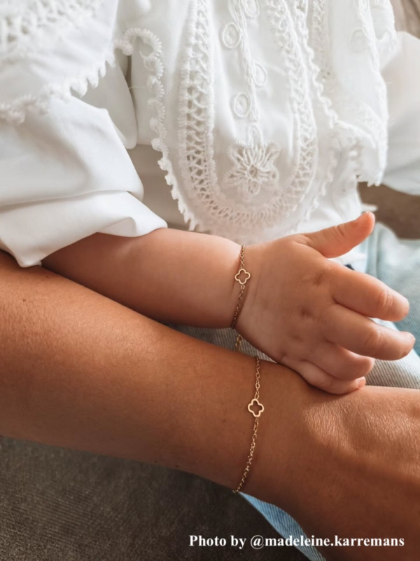 Influencer met moeder en dochter armbandjes