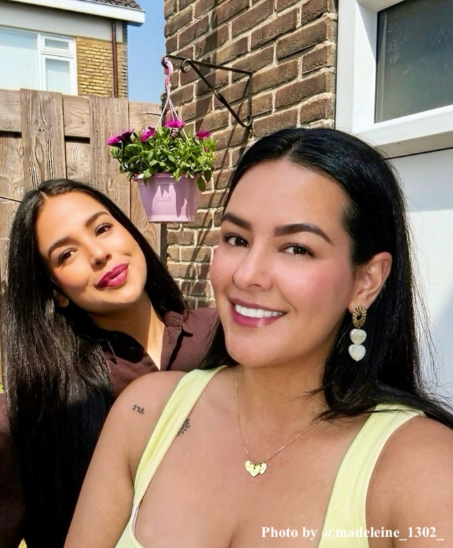 Influencer draagt goudkleurige oorbellen met hartjes