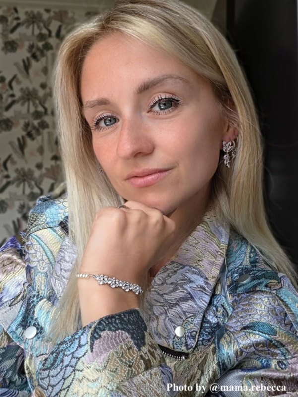 Influencer met zilverkleurige DRKS armband