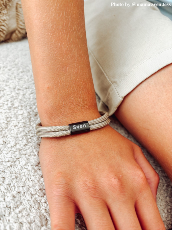 Influencer met heren armband