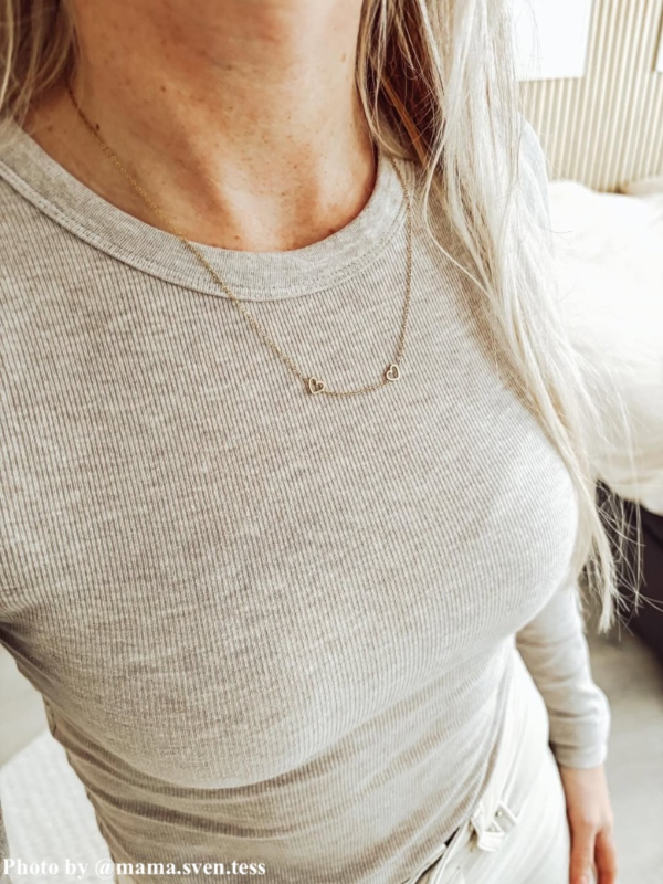 Influencer draagt gouden ketting met twee hartjes