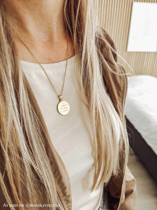 Influencer draagt graveerbare gouden ketting