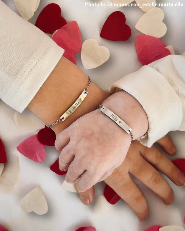Moeder en dochter dragen zilveren armbanden met gravering