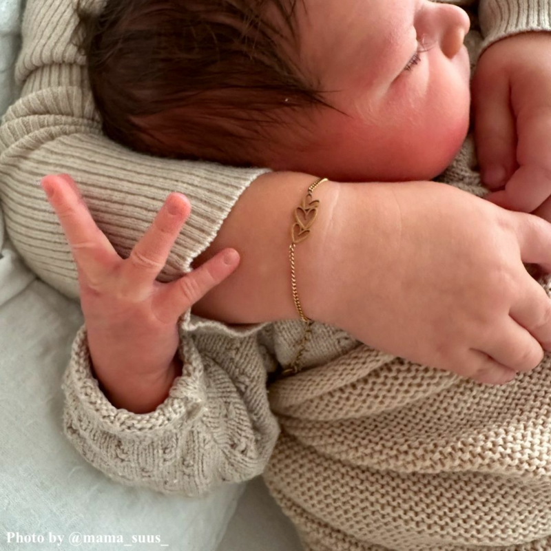 baby en moeder met armbandje