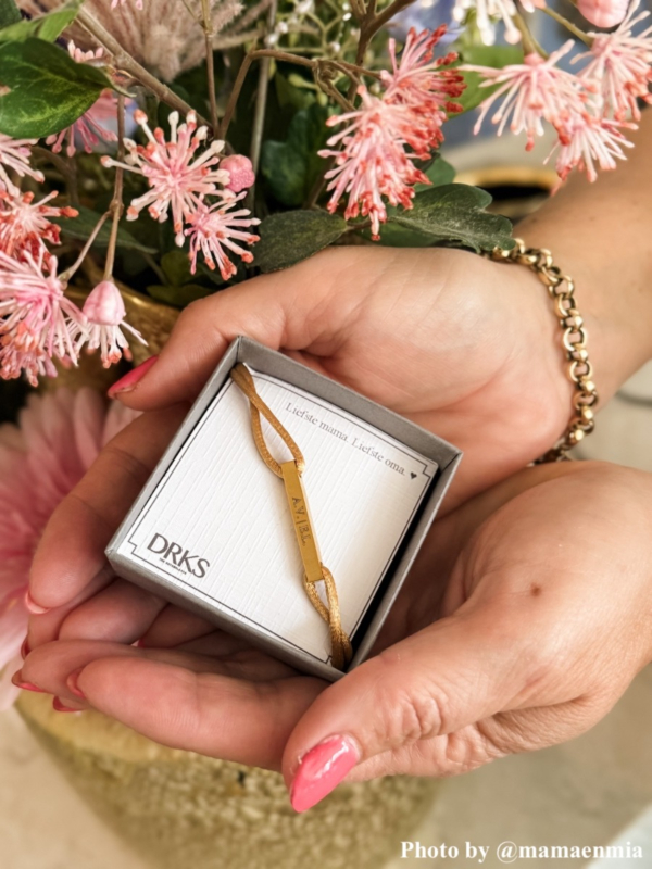 Gouden bar armband met initialen.