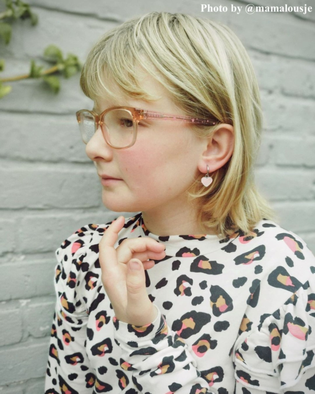 kind met oorbellen