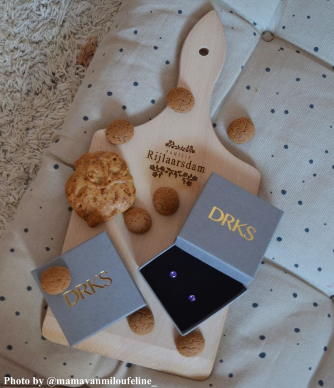 Influencer met borrelplank voor sinterklaas