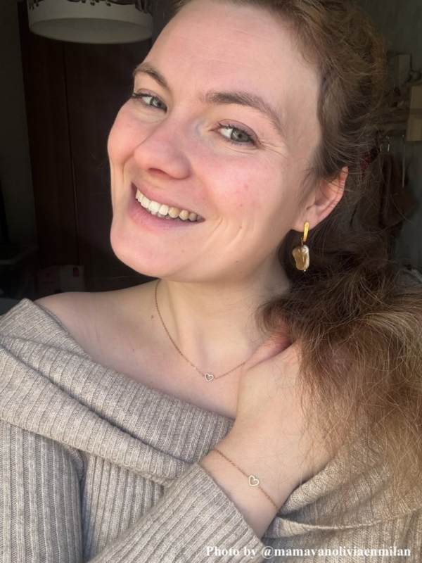 Influencer draagt gouden oorbel met steen