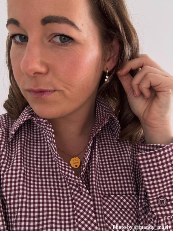 Influencer draagt graveerbare little heart ketting in het goud