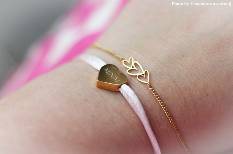 Influencer met gouden en roze armbanden
