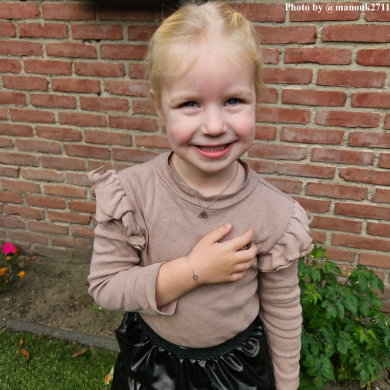 Kindje draagt hartjes armband + ketting regenboog