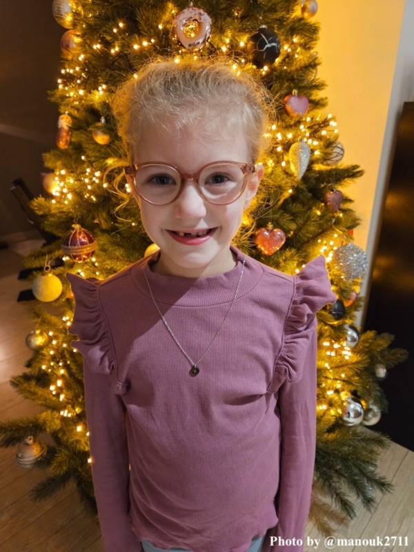 influencer meisje draagt ketting graveerbaar hartje