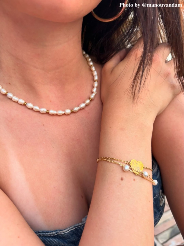 Influencer met gouden sieraden