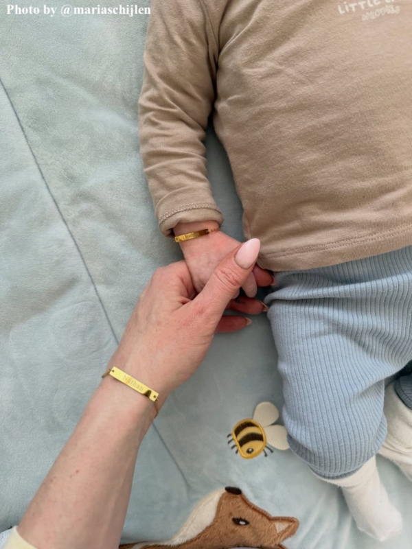 Influencer draagt gouden graveerbare armband