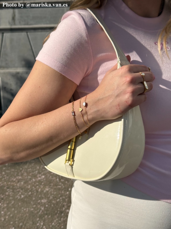 Influencer met 3 gouden armbanden
