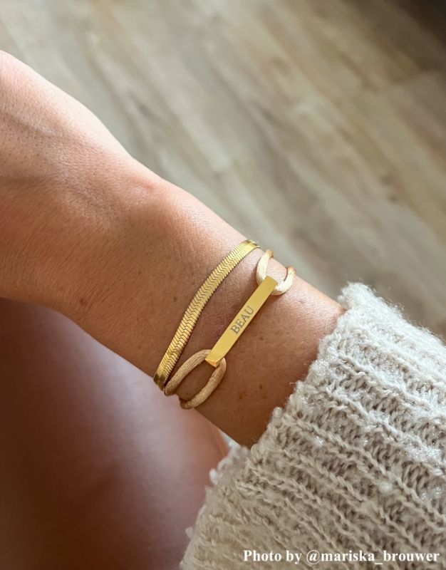 Gouden armparty bij influencer