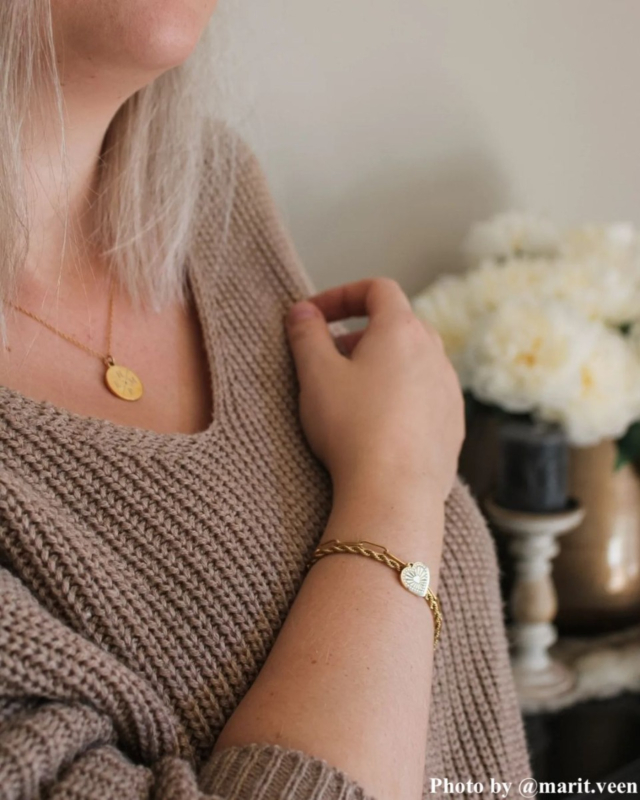 Influencer met gouden sieraden