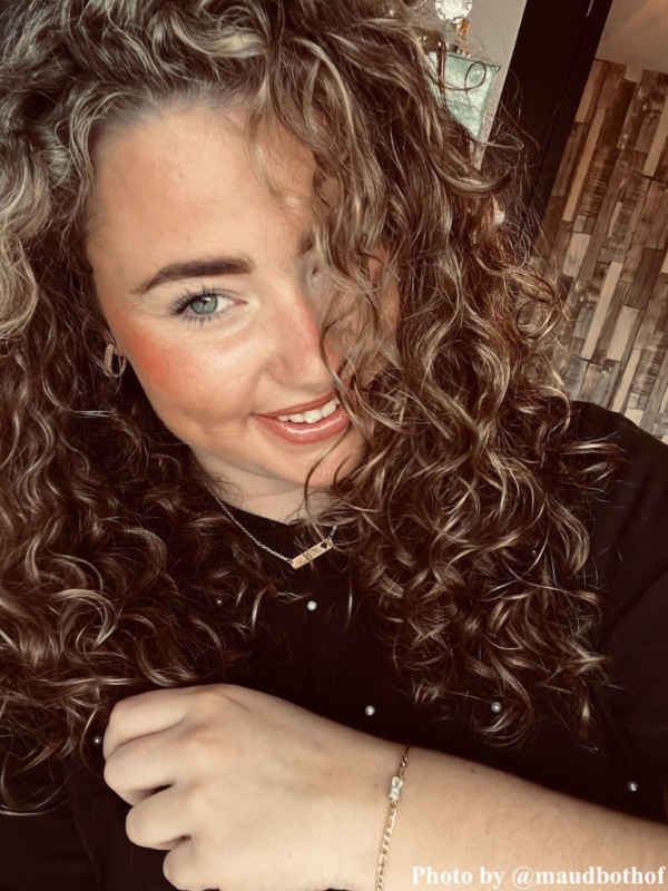 influencer draagt gouden armbandje