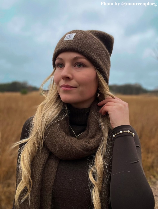 influencer draagt parelarmband