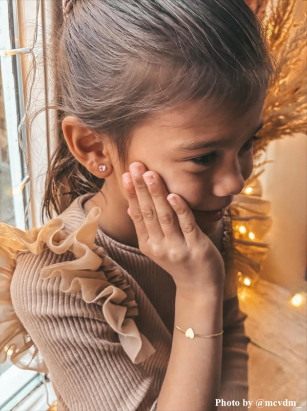 influncer meisje draagt pink stone oorbellen