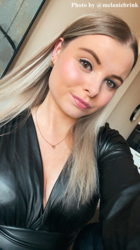 Influencer met gouden hartjes sieraden