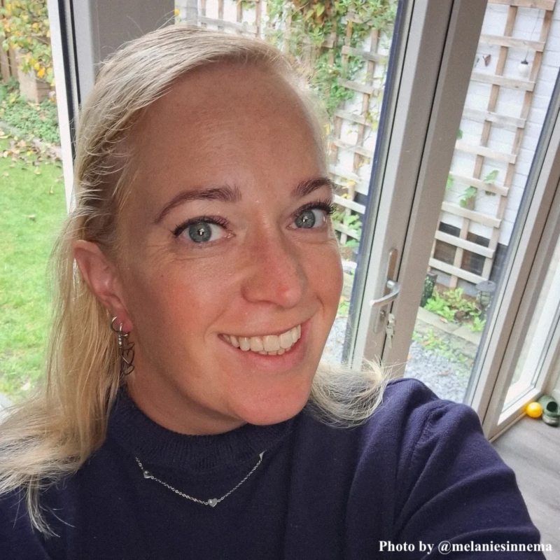 influencer draagt hartjes oorbellen zilver