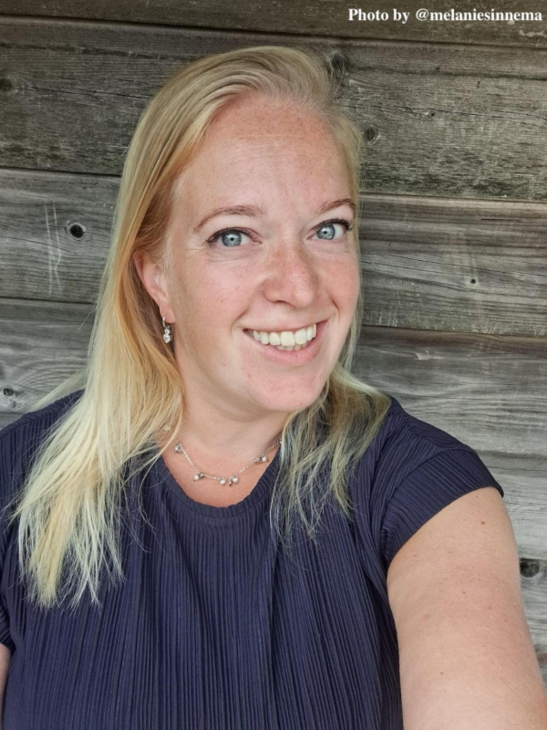 Influencer met zilveren ketting