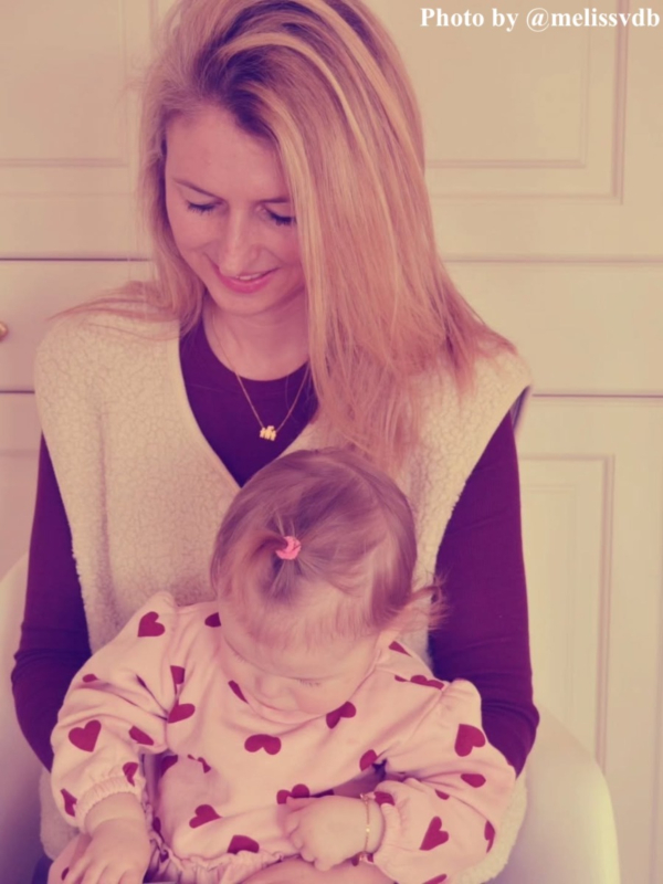 Influencer draagt gouden familie ketting