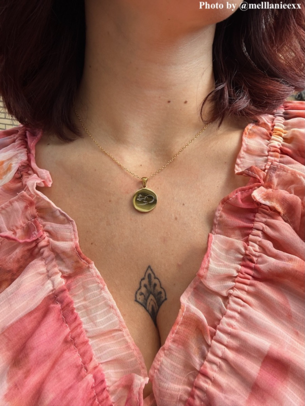 Influencer met echo ketting