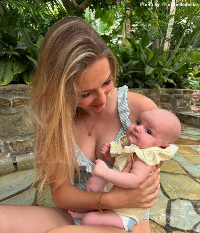 Influencer met birthstone ketting en kindje