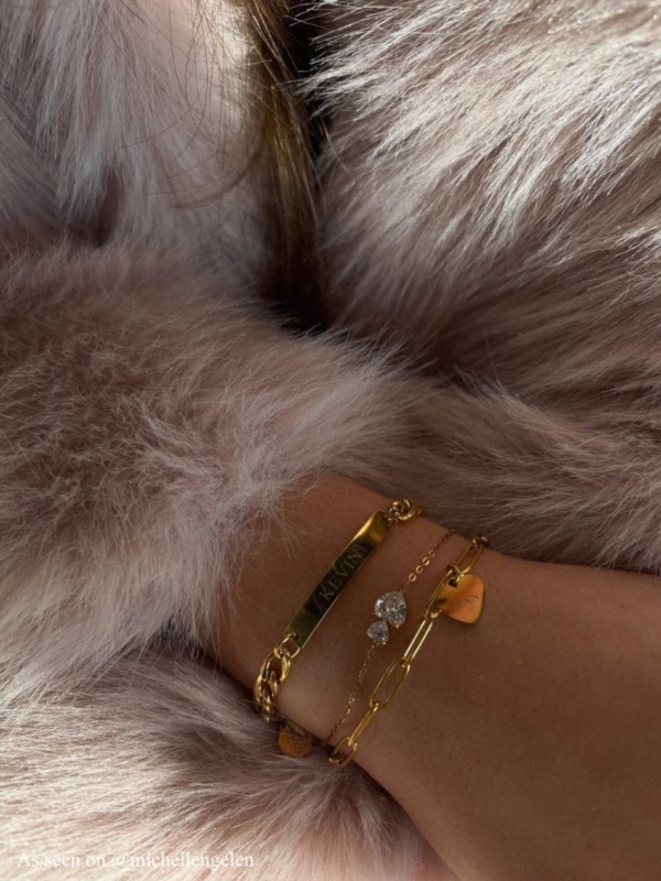 Influencer draagt gouden armband met hartjes
