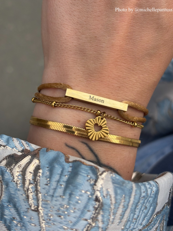 Influencer met armparty