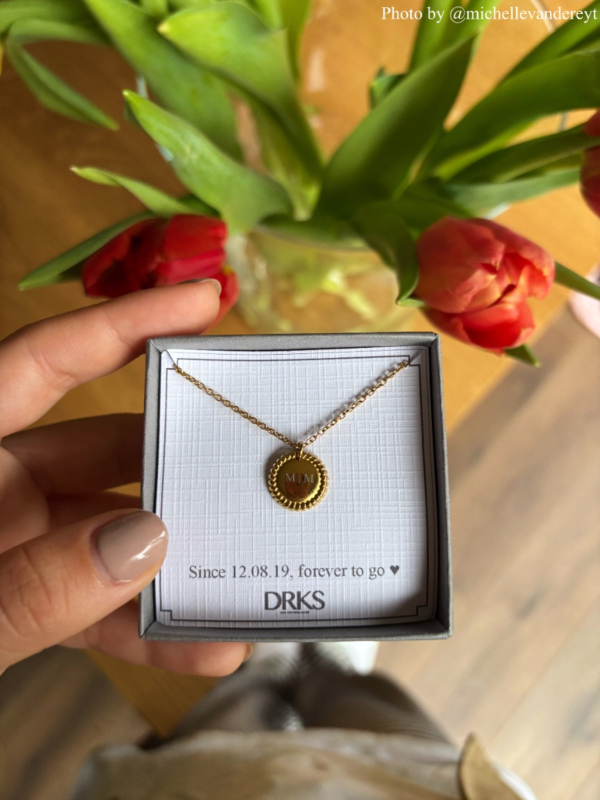 Influencer met gegraveerde initials