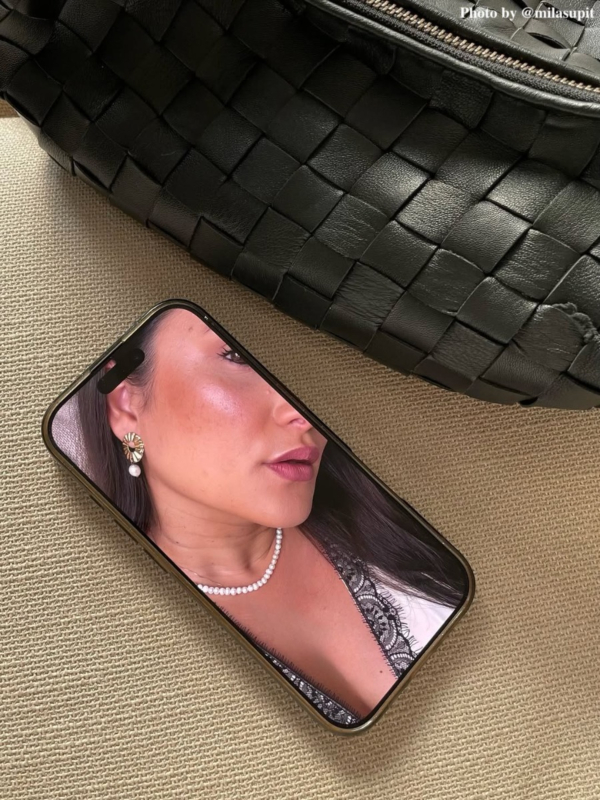 Influencer foto met oorbellen en parel ketting