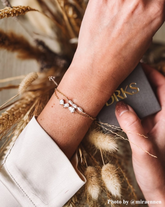 Influencer met gouden armbanden