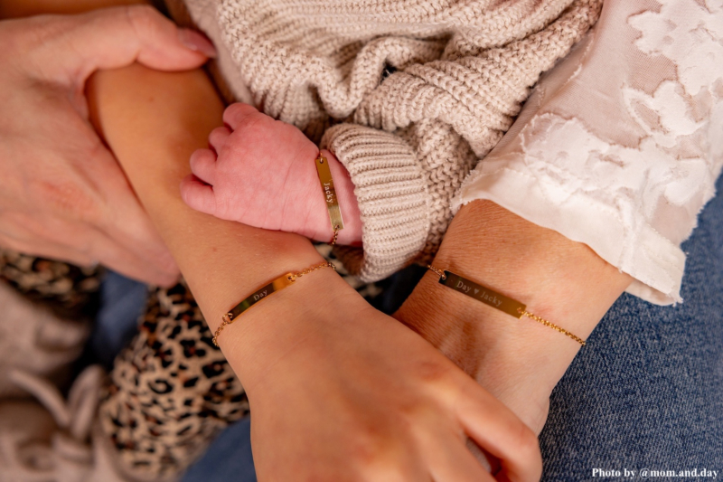influencer gezin dragen gouden armbandjes met gravering