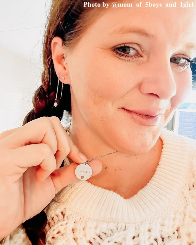 vrouw draagt zilveren ketting