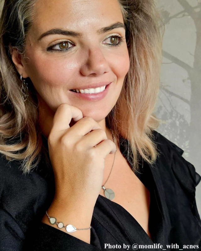 influencer draagt zilveren sieraden