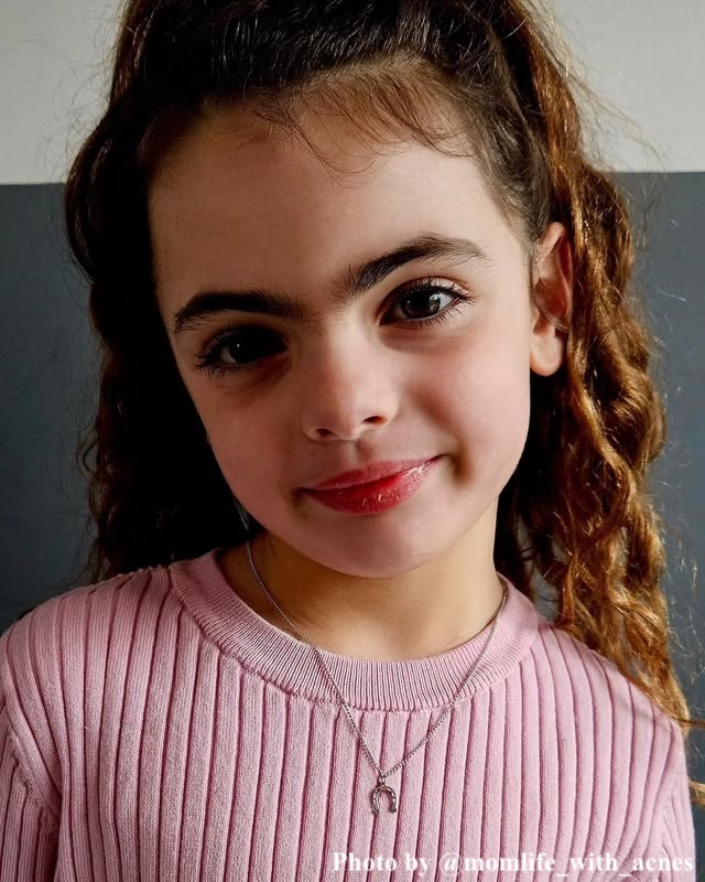 Influencer met kinder ketting horseshoe.